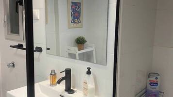 Bidê, toalhas de banho, sabonete, shampoo