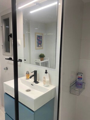 Bidet, towels, soap, shampoo