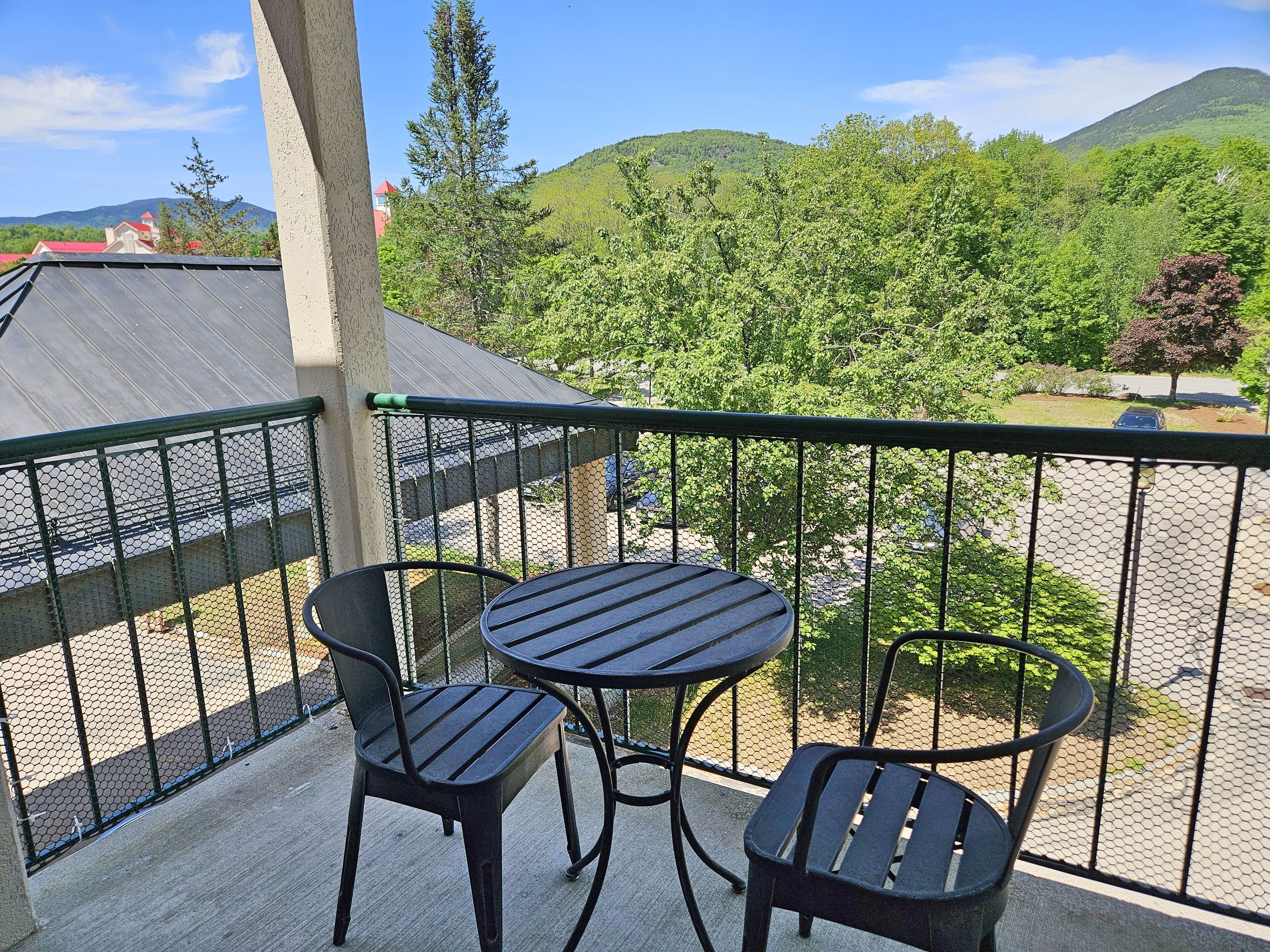 G301AB - Managed by Loon Reservation Service - NH Meals & Rooms Lic# 056365