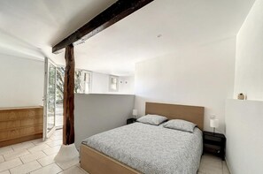 5 bedrooms, travel cot, bed sheets - Maison Familiale Avec Piscine et Magnifique Jardin, Sud de la France (Piolenc)