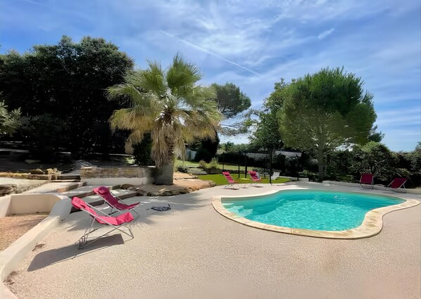 Outdoor pool - Maison Familiale Avec Piscine et Magnifique Jardin, Sud de la France (Piolenc)