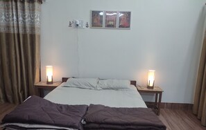 2 soverom, skrivebord, strykejern/-brett og wi-fi (inkludert)