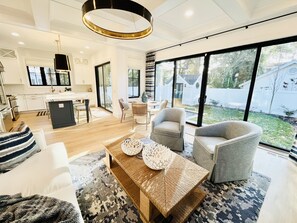 Una televisión, una chimenea