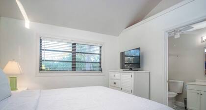 The Nautilus on the Ocean in Grassy Key 4 bed 3 bath with private pool, Hot Tub and oceanfront, 2 kayaks included