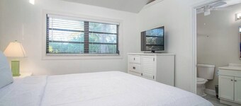 The Nautilus on the Ocean in Grassy Key 4 bed 3 bath with private pool, Hot Tub and oceanfront, 2 kayaks included
