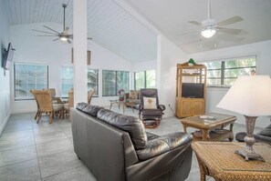 Smart-TV, DVD-Player, Stereoanlage