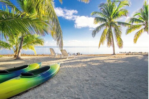 The Nautilus on the Ocean in Grassy Key 4 bed 3 bath with private pool, Hot Tub and oceanfront, 2 kayaks included