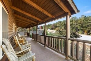 Terrace/patio - Lake Lovers Cabin 4 Bedrooms 3.5 bath. Close to Lake Lure & Chimney Rock (Mill Spring)