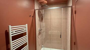 Douche, sèche-cheveux, serviettes fournies, savon