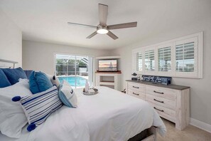 6 bedrooms, desk, iron/ironing board, travel crib