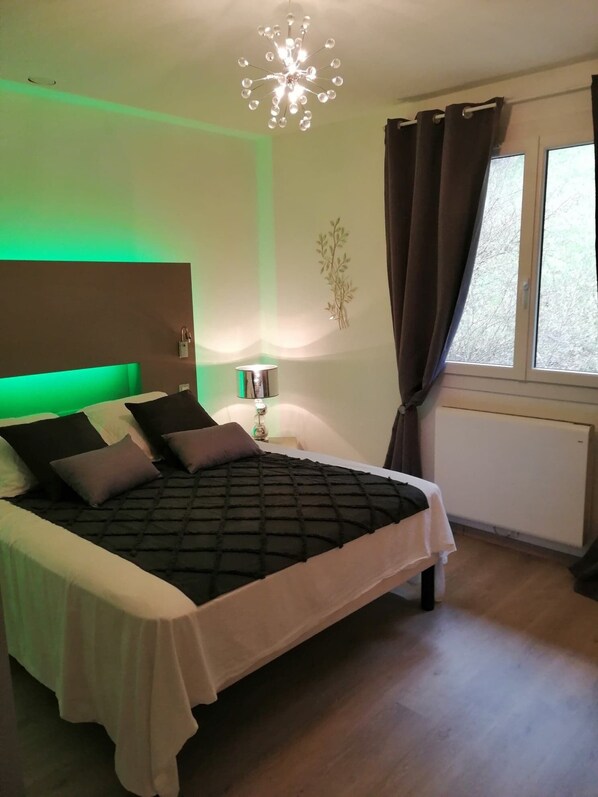 4 bedrooms, iron/ironing board, WiFi