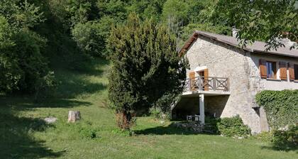 Grand gîte 12 personnes dans le Valromey avec terrasse et grand terrain