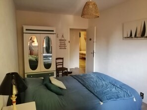 4 bedrooms, iron/ironing board, WiFi - Large 12-person gîte in the Valromey with terrace and large grounds (Talissieu)