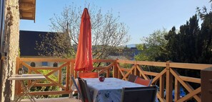 Outdoor dining - Large 12-person gîte in the Valromey with terrace and large grounds (Talissieu)
