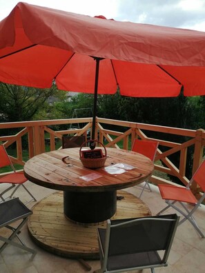 Outdoor dining - Large 12-person gîte in the Valromey with terrace and large grounds (Talissieu)