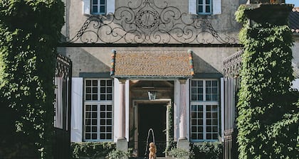 Séjour Dans Chateau Viticole : Domaine Avec Piscine Pour des Vacances de Rêve