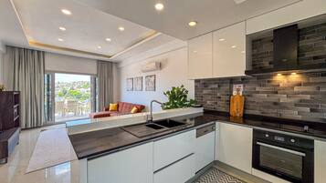 Executive Apartment, 2 Bedrooms, Sea Facing | Private kitchen