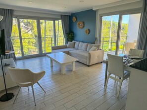 Apartemen Comfort, 2 kamar tidur, tepi gunung | Area keluarga | Televisi LCD 40-inci dengan saluran TV satelit