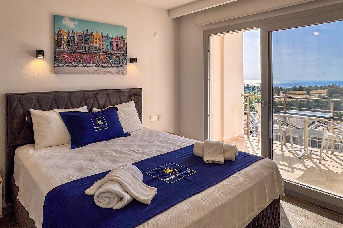 Executive Apartment, 2 Bedrooms, Sea Facing | Egyptian cotton sheets, premium bedding, individually decorated