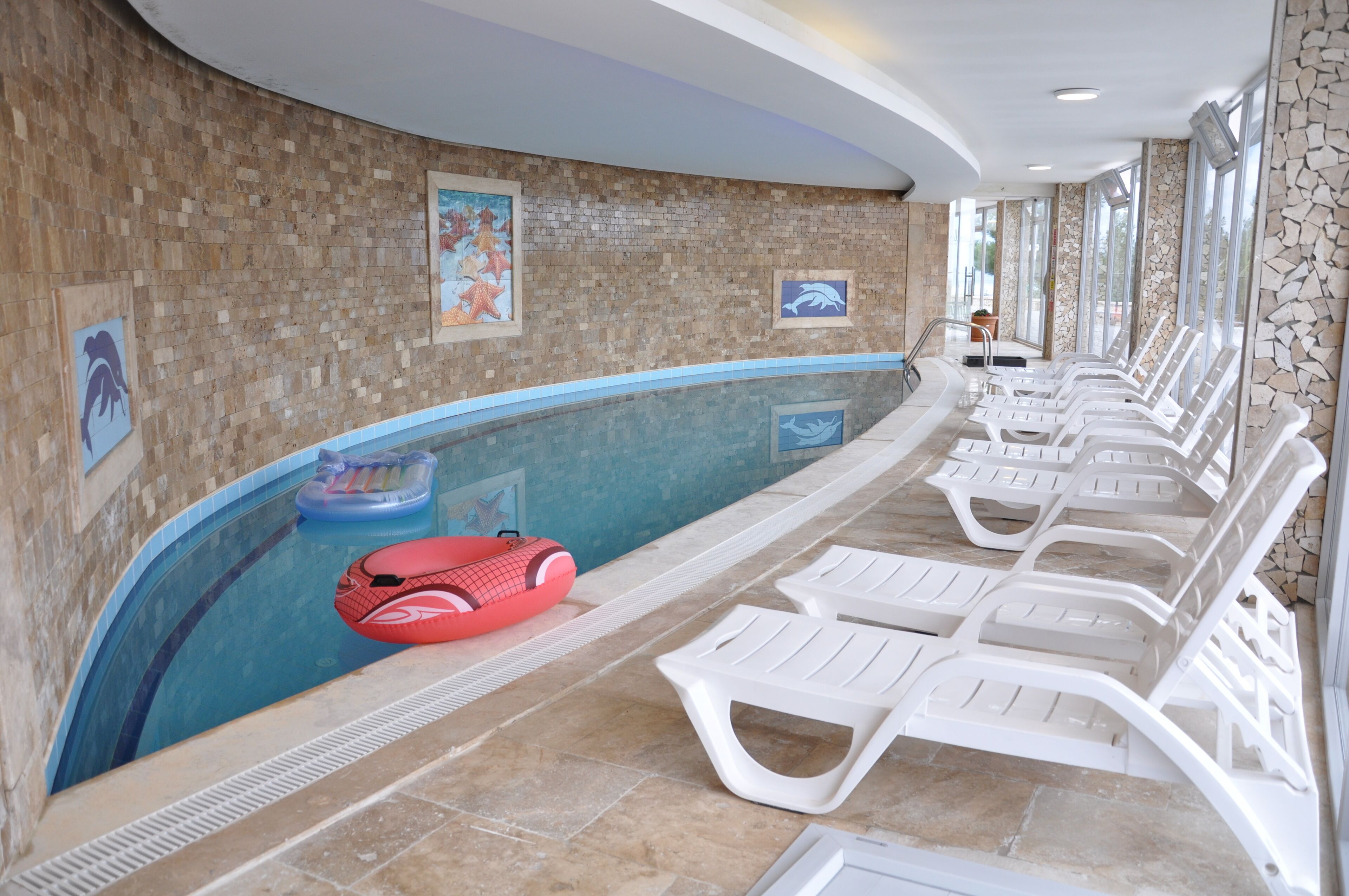 Una piscina techada, una piscina al aire libre de temporada