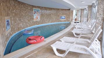 Piscine couverte, piscine extérieure (ouverte en saison)