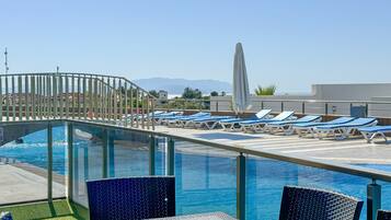 Elite-huoneisto, 2 makuuhuonetta, näköala uima-altaalle, uima-altaan luona | Terassi/patio