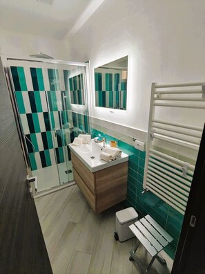 Douche, sèche-cheveux, bidet, serviettes fournies