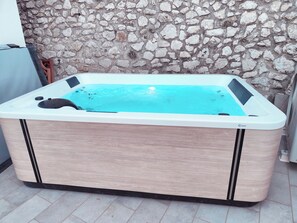 Bain à remous extérieur