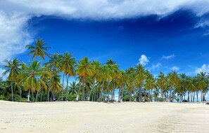 Ubicación cercana a la playa y arena blanca