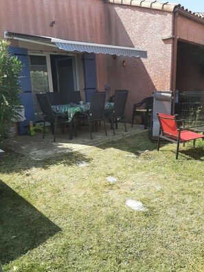 تناول الطعام بالخارج