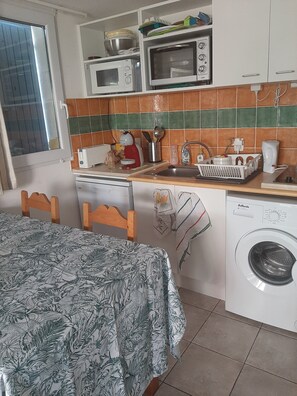 Réfrigérateur, micro-ondes, four, plaque de cuisson