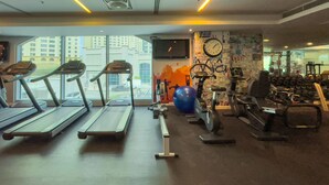 A gym with treadmills, stationary bikes, and weight machines. - Maison Privee - Modern Beach Living in the Heart of Dubai Marina (Dubai)