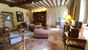 Smart-TV, Kamin, Tischfußball, Tischtennisplatte