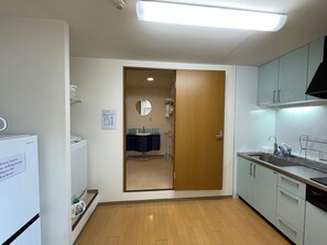 Kühlschrank, Mikrowelle, Herdplatte, Wasserkocher