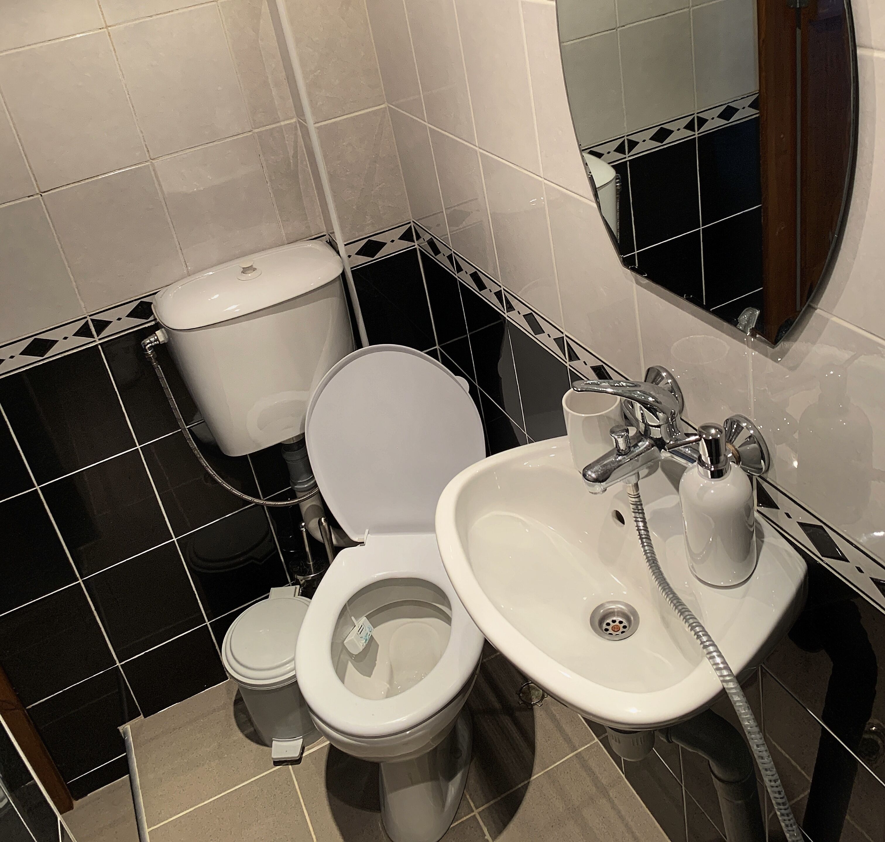 Chuveiro, secador de cabelo, toalhas de banho, sabonete