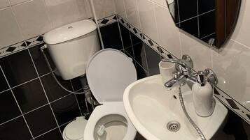 Een douche, een haardroger, handdoeken, zeep