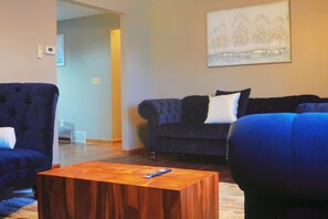 Living area - Ranch style family home in quiet neighborhood with dual workspace. Pet friendly. (Amherst)