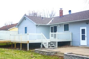 Exterior - Ranch style family home in quiet neighborhood with dual workspace. Pet friendly. (Amherst)