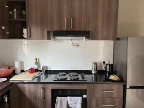 ثلاجة، ميكروويف، فرن، موقد طهي مسطح