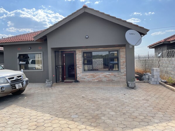 المنشأة من الخارج