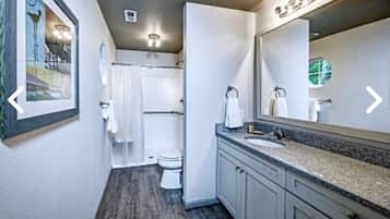 Douche, sĂšche-cheveux, serviettes fournies, papier toilette