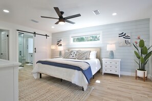 3 bedrooms, iron/ironing board, travel crib, free WiFi - Waterfront Home w/ Private Heated Pool, Newly Renovated, 10 Min to AMI (Bradenton)