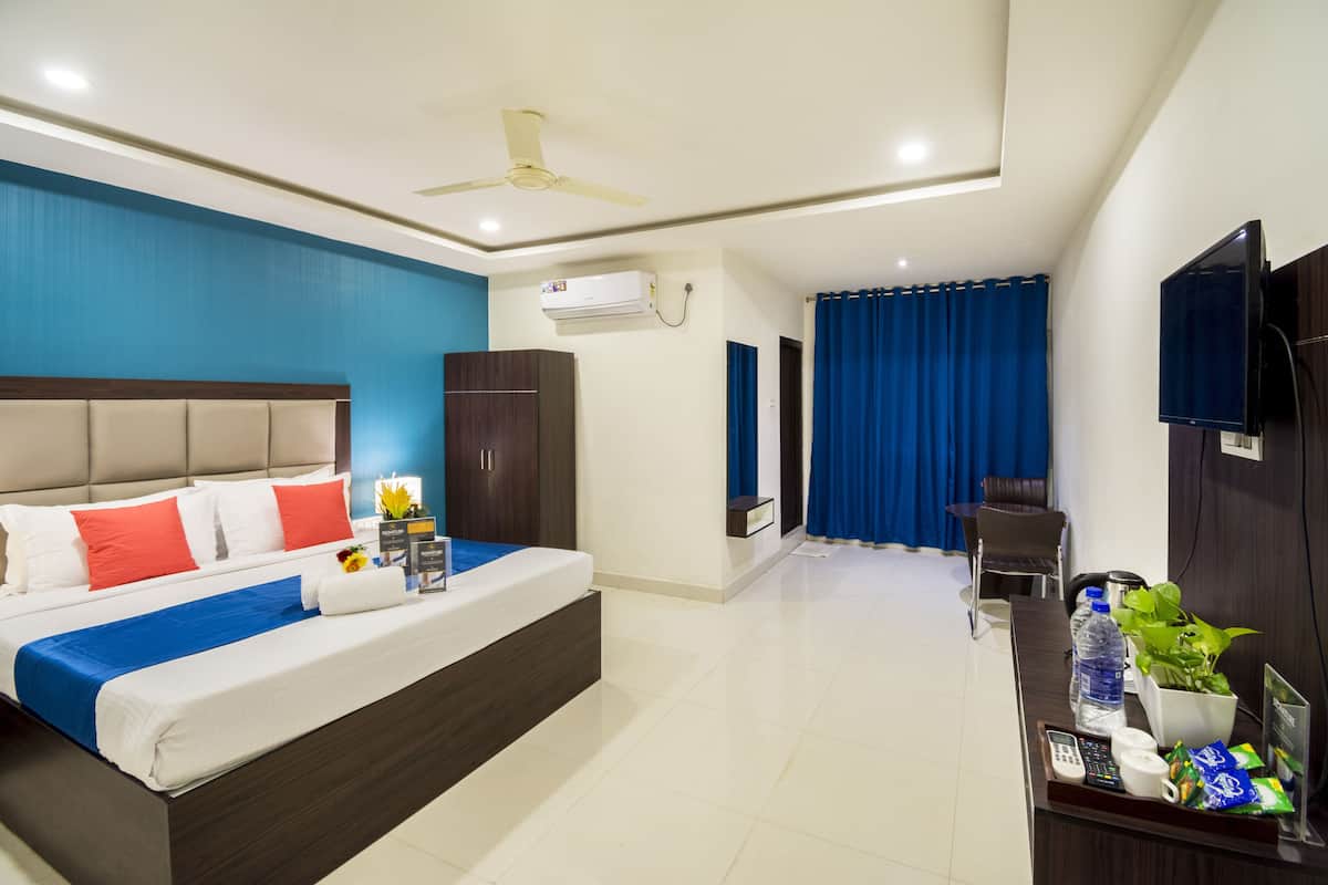 Luxury Suite | In-room safe, desk, soundproofing, iron/ironing board
