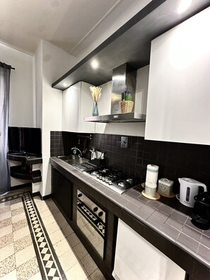 Kühlschrank, Mikrowelle, Ofen, Herdplatte