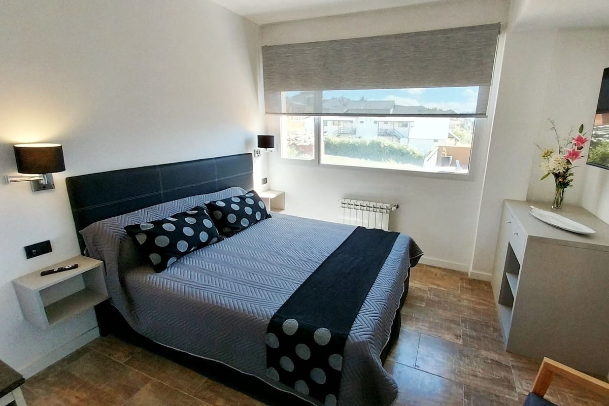 1 habitación, caja de seguridad en la habitación y escritorio