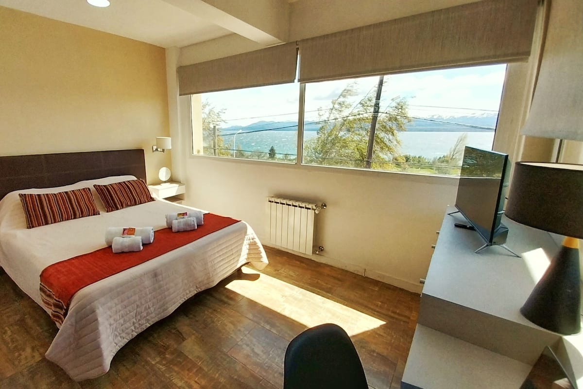 1 habitación, caja de seguridad en la habitación y escritorio