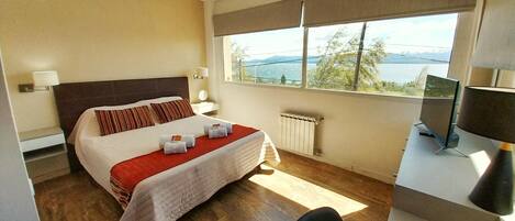 Departamento panorámico, vista al lago, torre | 1 habitación, caja de seguridad en la habitación y escritorio