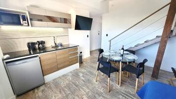 Grand Apartment | Private kitchen | Mini-fridge, microwave, stovetop, coffee/tea maker