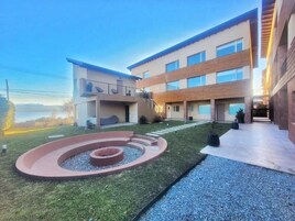 1 habitación, caja de seguridad en la habitación y escritorio