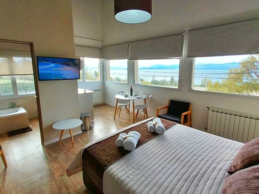 Suite Deluks, jet tub, pemandangan danau | 1 kamar tidur, brankas, meja kerja, dan ruang kerja ramah laptop